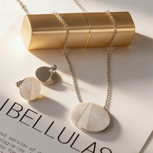 Set gioielli minimalista in acciaio inossidabile con ciondolo tondo in madreperla e orecchini