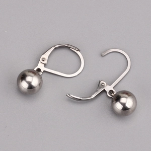 Vue détaillée des boucles d'oreilles boules en acier argenté avec fermoirs dormeuses