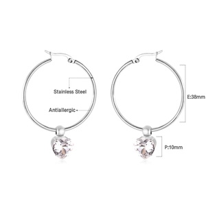 Vue détaillée des créoles en acier inoxydable argenté avec breloques cœur en cristal