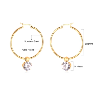 Détail de créoles 38mm en acier inoxydable doré avec pendentif en zircone de 10mm