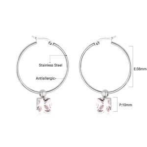 Détail de créoles 38mm en acier inoxydable avec pendentifs carrés en zircon rose 10mm