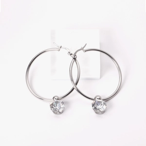 Boucles d'oreilles créoles géométriques argentées avec un pendentif en zircon brillant