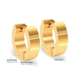 Dettaglio di orecchini a cerchio 4x12mm in acciaio inossidabile placcato oro 18k