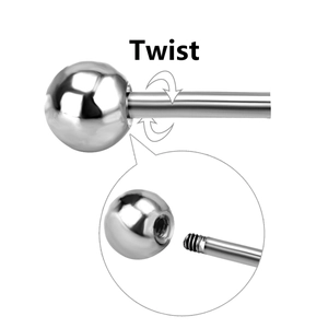 Détail d'un clou d'oreille boule en acier argenté avec fermeture à vis filetée