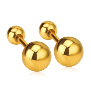 Vue macro de boucles d'oreilles boules minimalistes en acier inoxydable plaqué or à vis