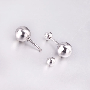 Vue détaillée des boucles d'oreilles boules en acier inoxydable avec fermoirs à vis argentés