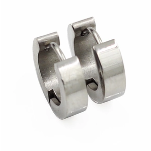 Orecchini a cerchio huggie classici in acciaio inossidabile argento con design largo