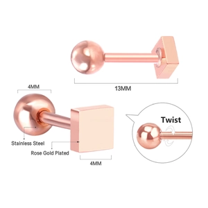 Makroaufnahme von roségoldenem Edelstahl-Ohrstecker mit quadratischem Design und Schraubverschluss