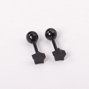 Makro-Detail schwarzer Stern-Ohrstecker mit Schraubverschluss aus mattem Edelstahl-Design