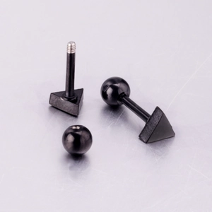 Detailansicht schwarzer Edelstahl-Ohrstecker mit geometrischem Dreieck und Schraubverschluss