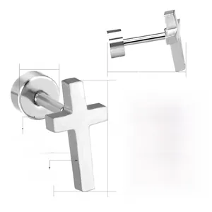 Détail de la boucle d'oreille croix 10mm avec fermoir à vis en acier antiallergique