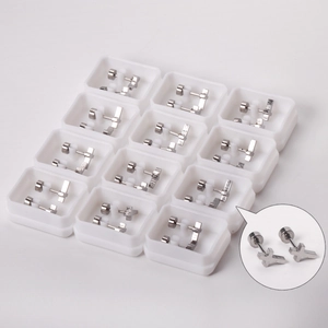 Lot de boucles d'oreilles croix en acier inoxydable argenté présentées en boîte