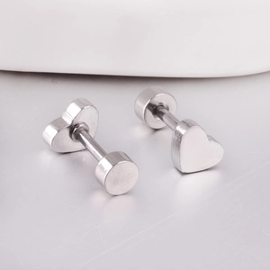Vue macro de boucles d'oreilles en cœur acier inoxydable avec fermoirs à vis argentés