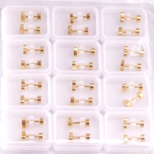 Lot détaillé de 12 paires de boucles d'oreilles cœur dorées en emballage de présentation