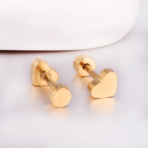 Détail de boucles d'oreilles cœur dorées avec fermoirs à vis sécurisés pour femmes