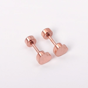 Vue détaillée des boucles d'oreilles cœur or rose avec fermoir à vis sécurisé