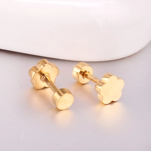 Gros plan de boucles d'oreilles fleurs dorées avec un fermoir à vis sécurisé en métal