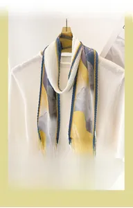 Détail d'un foulard en soie plissé style peinture à l'huile avec imprimé abstrait sur cintre
