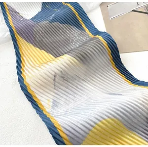 Gros plan détaillé d'un foulard en soie plissé aux motifs géométriques et texture froissée