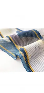 Gros plan détaillé d'une écharpe en soie plissée avec des motifs abstraits bleu et jaune