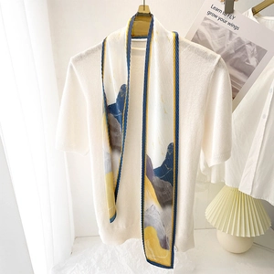 Détail d'un foulard en soie plissé avec imprimé peinture à l'huile sur haut en maille