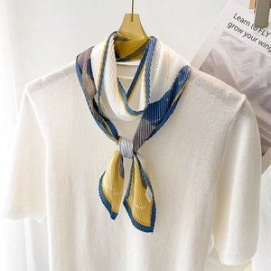 Foulard plissé en soie à imprimé peinture à l'huile bleu et jaune sur top blanc