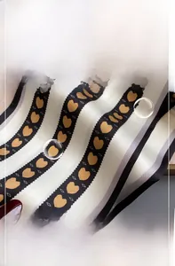 Détail d'un foulard en soie avec motifs de cœurs, rayures et texture satinée lisse