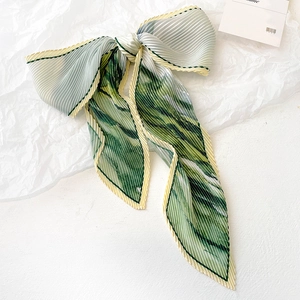 Foulard plissé imprimé feuilles style peinture à l'huile avec bordure ondulée jaune