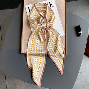 Foulard élégant en soie beige avec imprimés cœurs et rayures contrastées pour femme