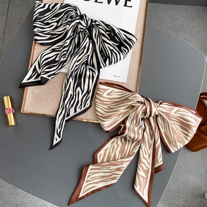 Elegantes lazos para el pelo de satén con rayas de cebra en negro y tonos café