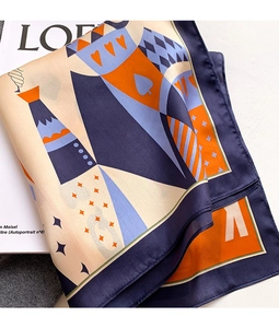 Detalle de bufanda de seda con estampado de rey y elementos geométricos de cartas