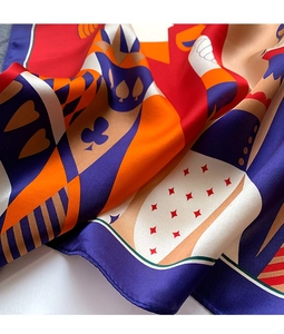Detalle del pañuelo de seda con patrón real que muestra la textura satinada y estampados pop