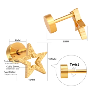 Détail de boucles d'oreilles étoiles en acier inoxydable doré avec zircone cubique