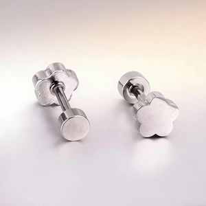 Boucles d'oreilles fleur en acier inoxydable poli avec design floral argenté épuré
