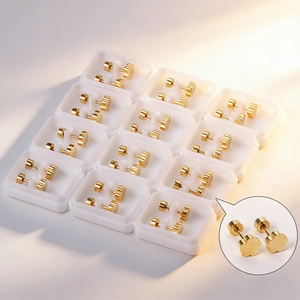 Boucles d'oreilles fleurs dorées en acier inoxydable avec fermoir à vis sur plateau