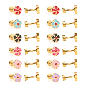 Gros plan de boucles d'oreilles fleurs en émail coloré avec fermoirs à vis dorés
