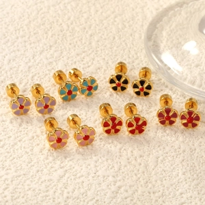 Lot de sept boucles d'oreilles fleurs en émail coloré avec finition dorée et vis