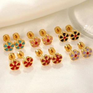 Lot de 6 paires de boucles d'oreilles fleurs en émail avec fermoir à vis plat