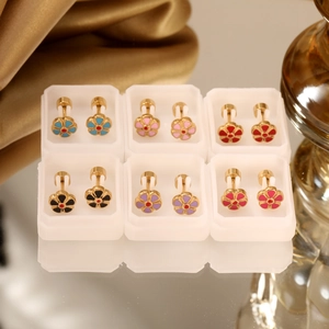 Lot de six paires de boucles d'oreilles fleurs en émail coloré et acier inoxydable doré