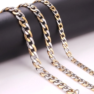 Makro-Detail der zweifarbigen Edelstahl-Panzerkette mit strukturierten Gold-Silber-Gliedern