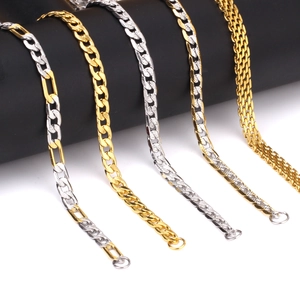 Detail von fünf Hip-Hop-Panzer- und Figaro-Ketten aus Gold- und Silber-Edelstahl