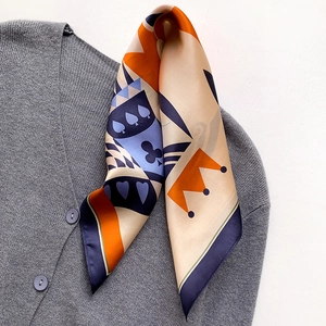 Pañuelo de seda con motivos de cartas sobre cárdigan gris para accesorios de otoño