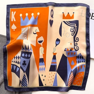 Pañuelo de seda de lujo con diseño abstracto de cartas de póker en naranja vibrante y azul
