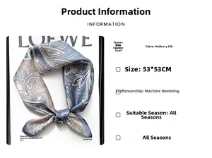 Détail d'un foulard en soie de 53x53CM avec motif floral cachemire bleu et kaki
