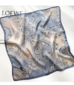 Vue détaillée d'un foulard en soie à motif Paisley avec des bordures bleu marine