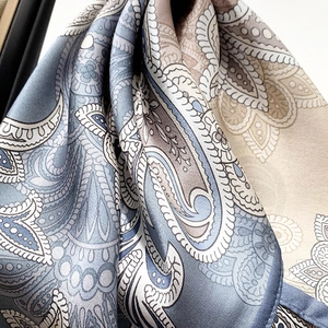 Écharpe élégante en soie de mûrier avec motifs floraux cachemire bleus et fini satiné