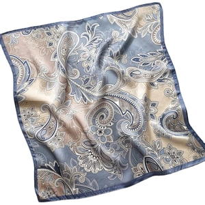 Élégant foulard en soie de mûrier à motif paisley bleu présenté en plis naturels