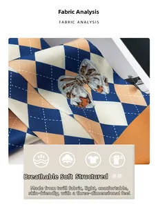 Détail d'un foulard en soie sergé avec motif à losanges et imprimé nœud papillon