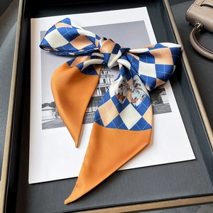 Foulard étroit en satin à motif losanges et papillons en bleu et orange élégant