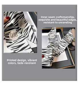 Gros plan du foulard zébré avec lettrage Grace et détails de couture intérieure soignés